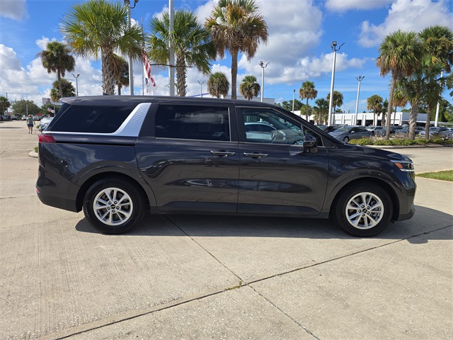 2024 Kia Carnival LX photo 3