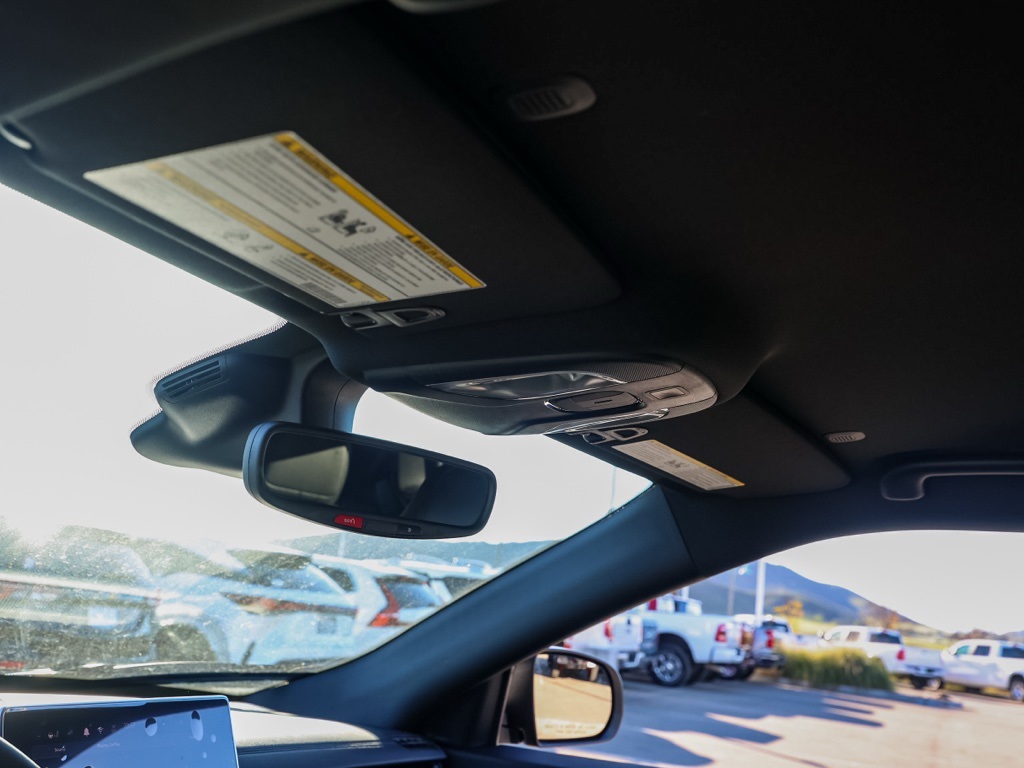 New 2026 Diamond Black Crystal Pearl-Coat Exterior Paint Jeep Latitude image 11