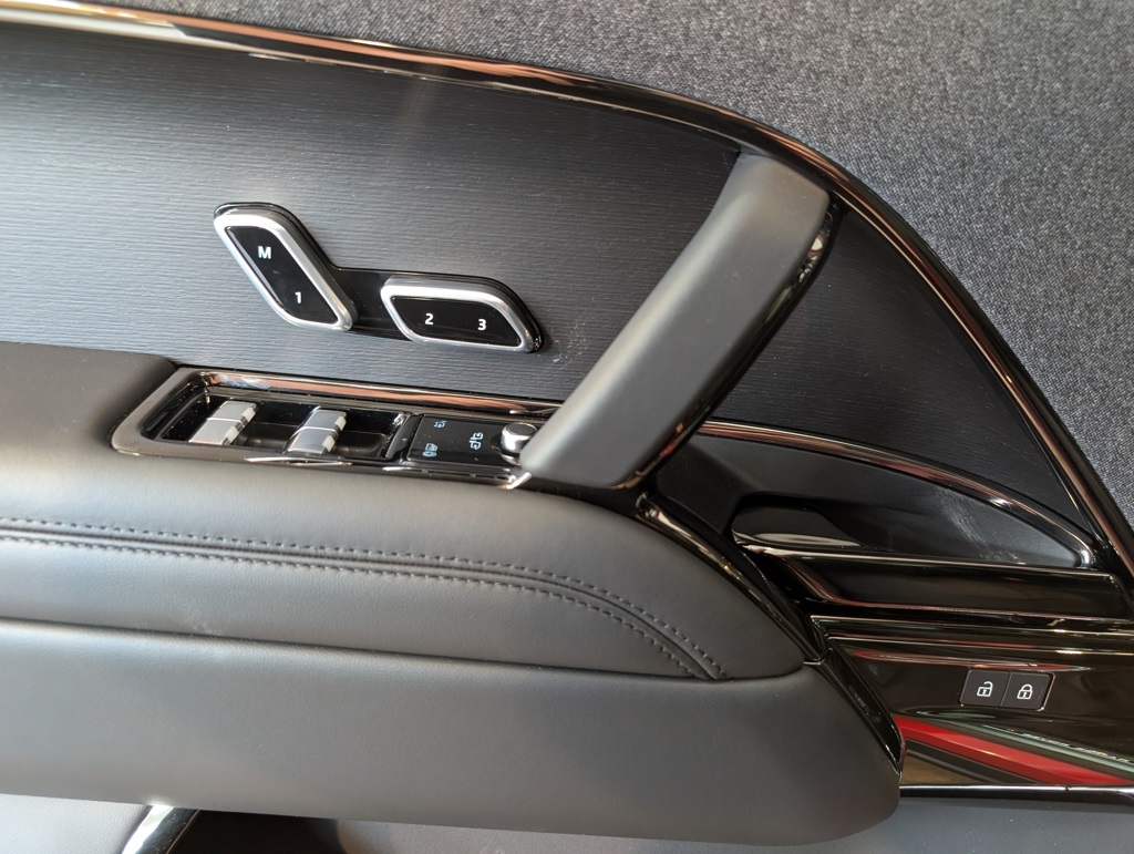 2025 Land Rover Range Rover Sport SE photo 9