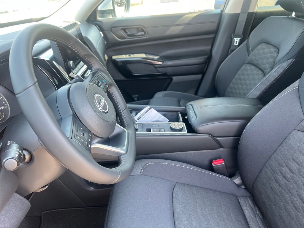 2025 Nissan Pathfinder SV photo 19
