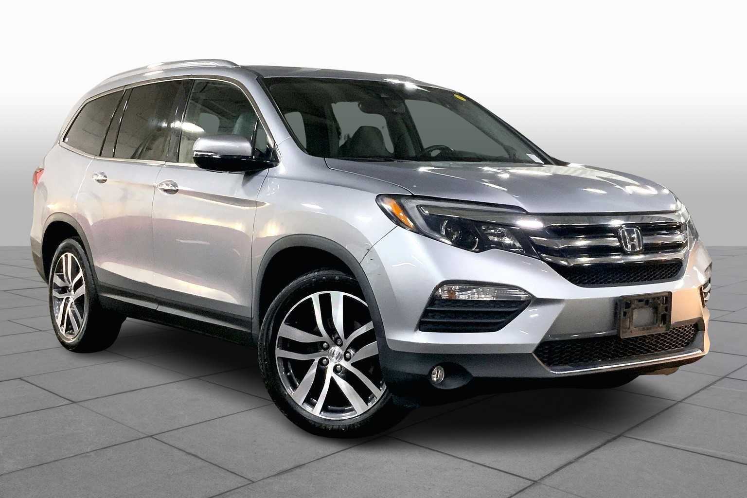 2017 Honda Pilot Elite photo 2