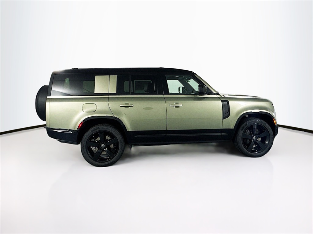 2025 Land Rover Defender 130 X-Dynamic SE photo 4