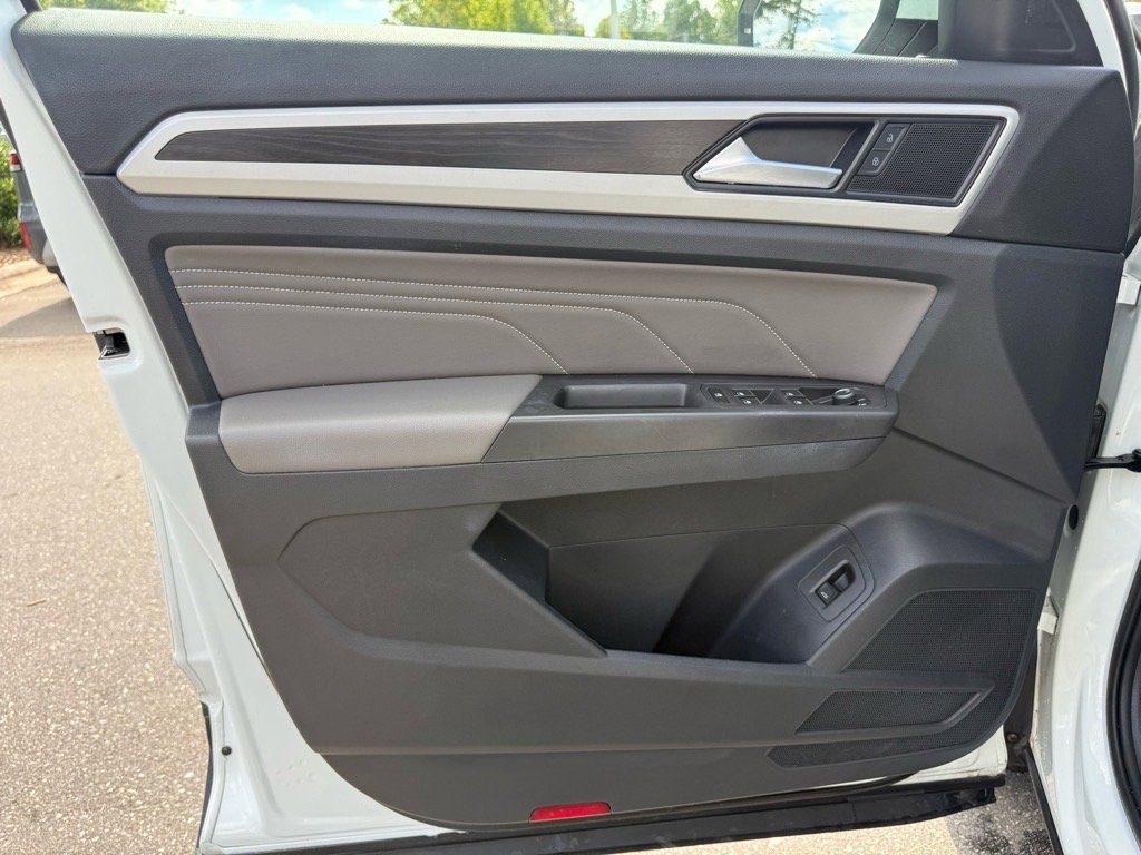 2022 Volkswagen Atlas V6 SE Technology photo 2