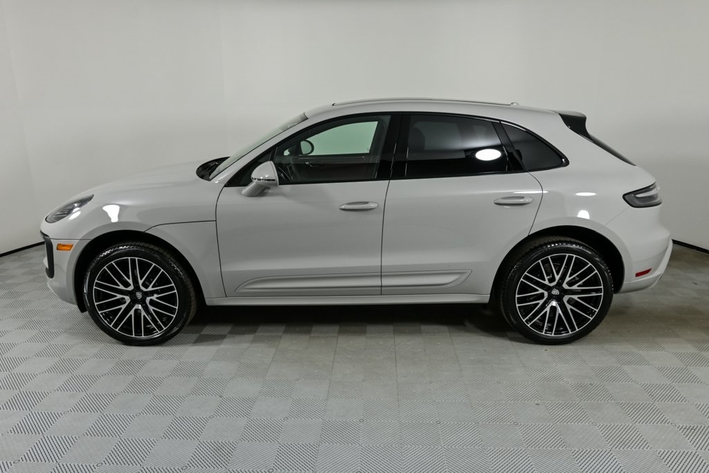 2026 Porsche Macan Base photo 2