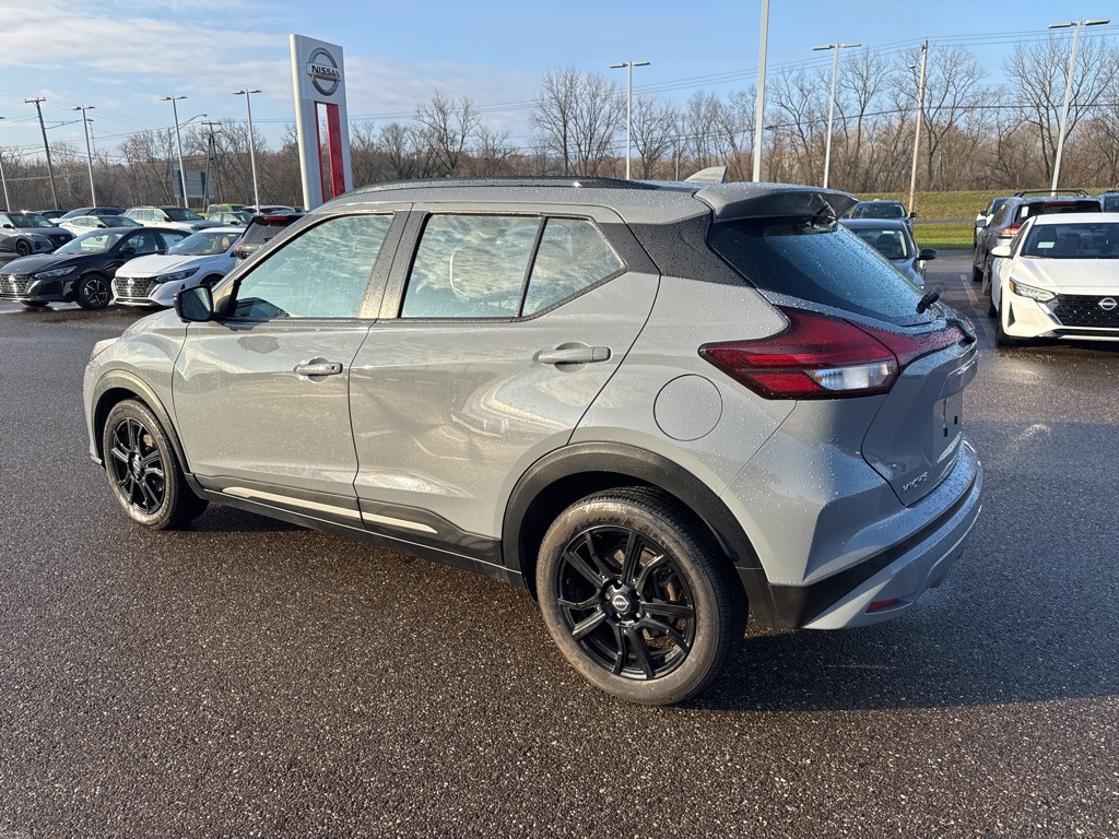 2022 Nissan Kicks SR photo 3