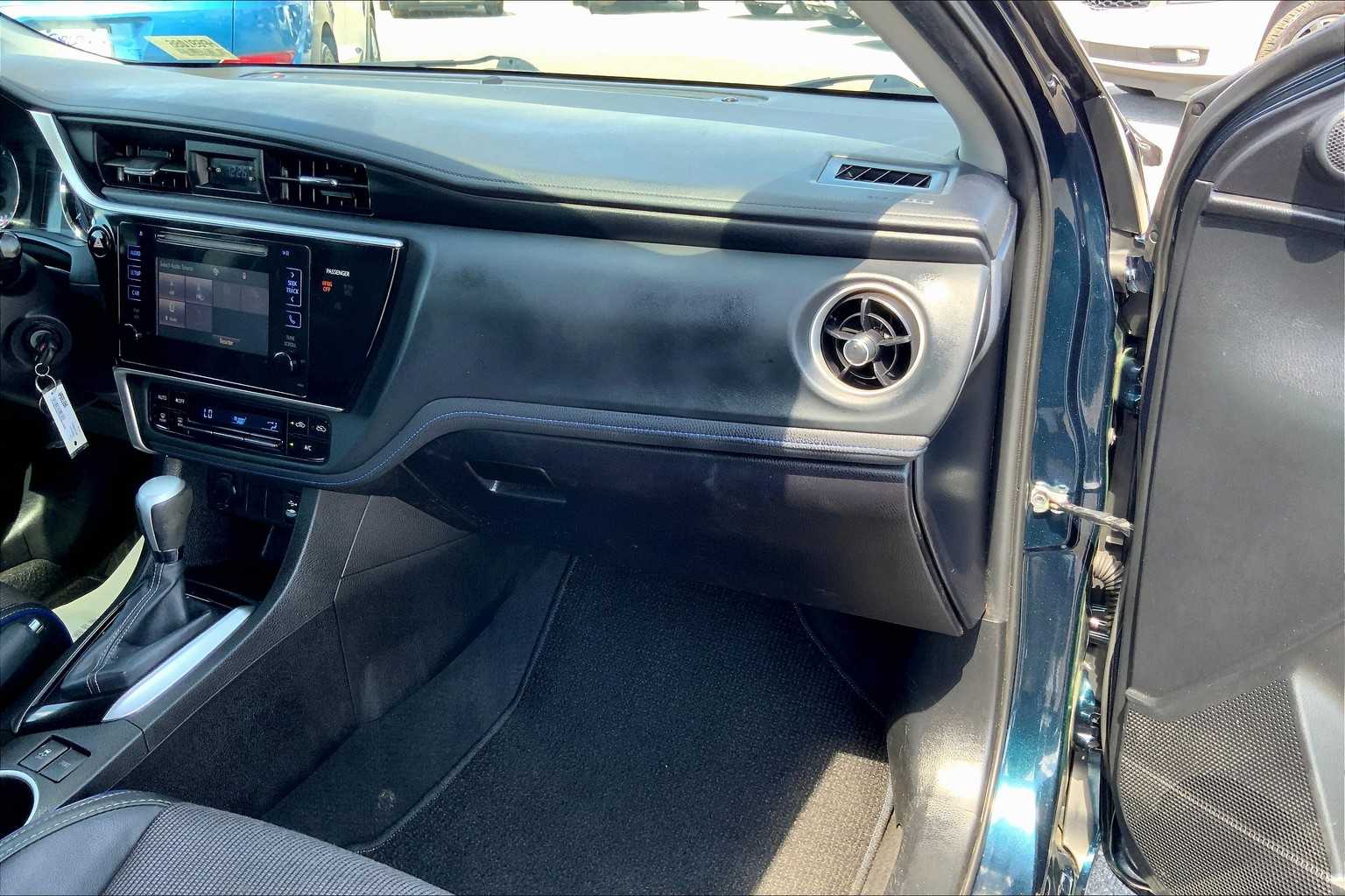 2017 Toyota Corolla SE photo 18