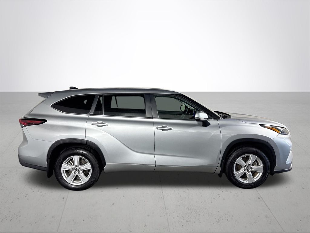 2024 Toyota Highlander LE photo 5