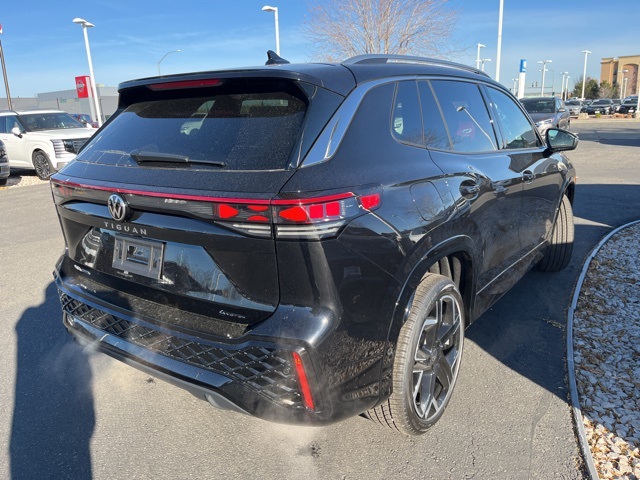 2026 Volkswagen Tiguan SEL R-Line photo 3