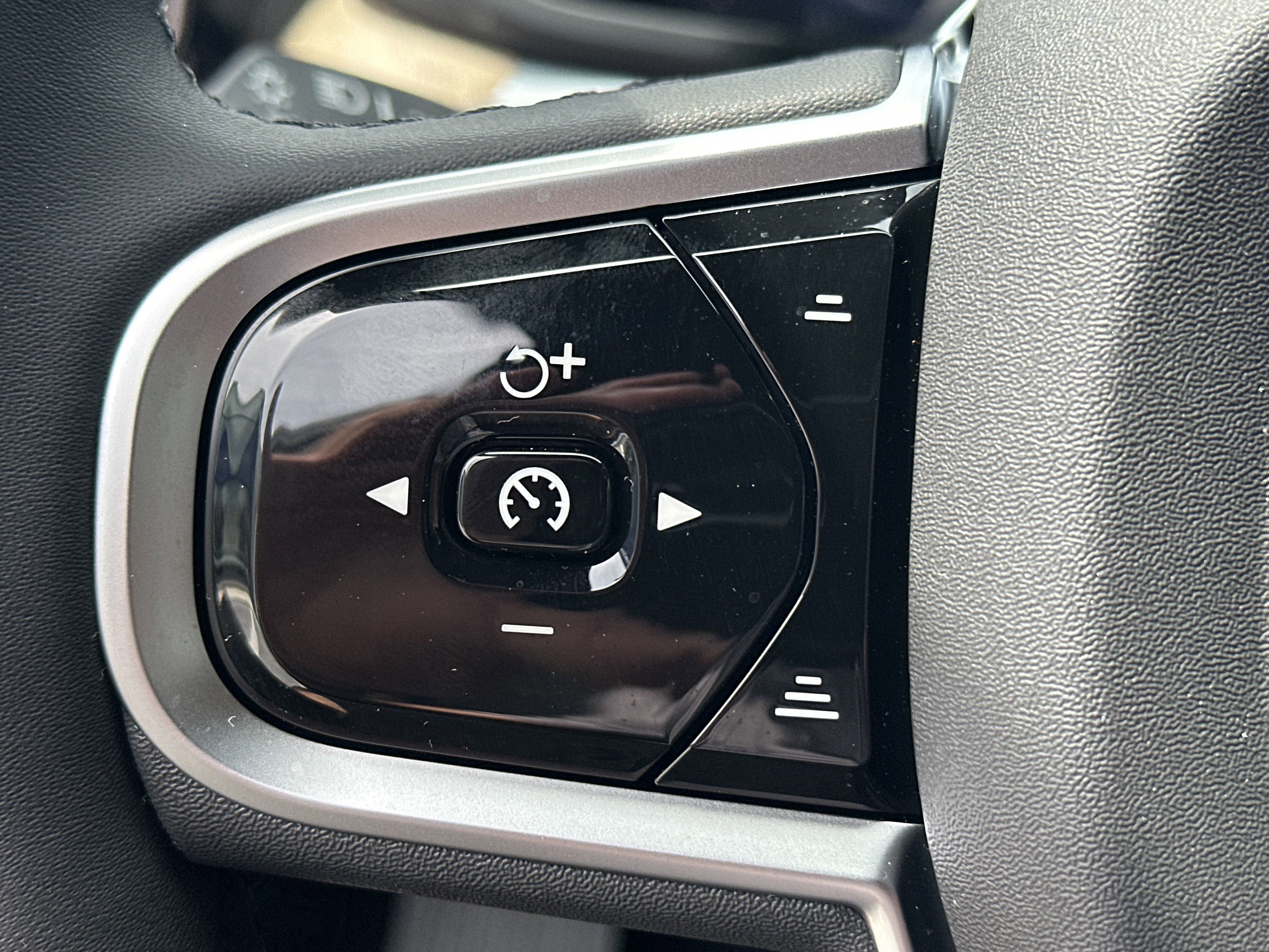 2026 Volvo XC60 B5 Core photo 17