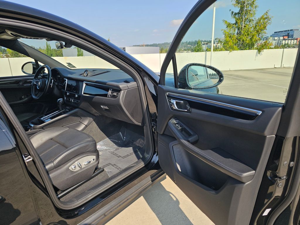 2024 Porsche Macan T photo 13