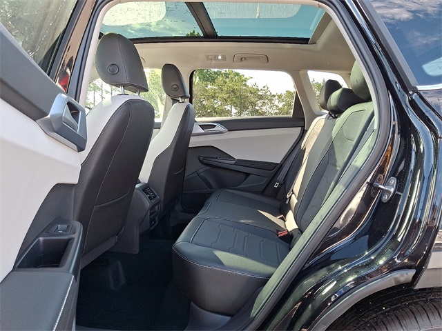 2025 Volkswagen Taos SE photo 3