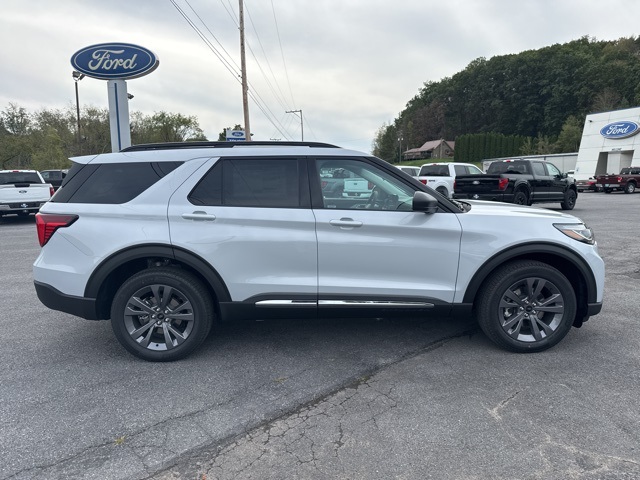 2025 Ford Explorer photo 3