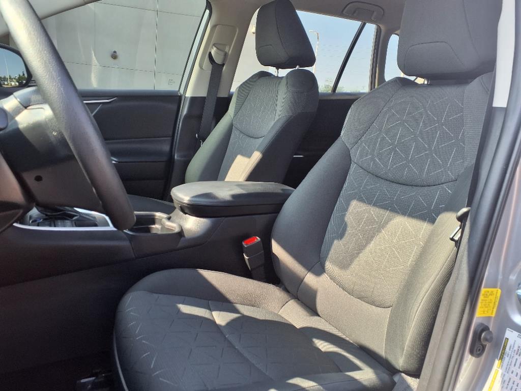 2021 Toyota RAV4 XLE photo 6