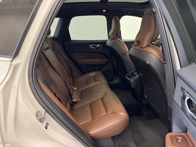 2022 Volvo XC60 B5 Inscription photo 18