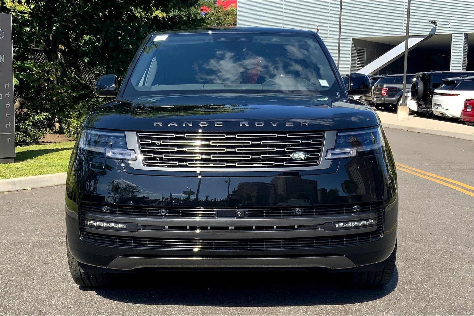 2025 Land Rover Range Rover SE photo 2