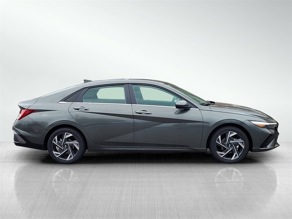 2024 Hyundai Elantra SEL Convenience photo 3