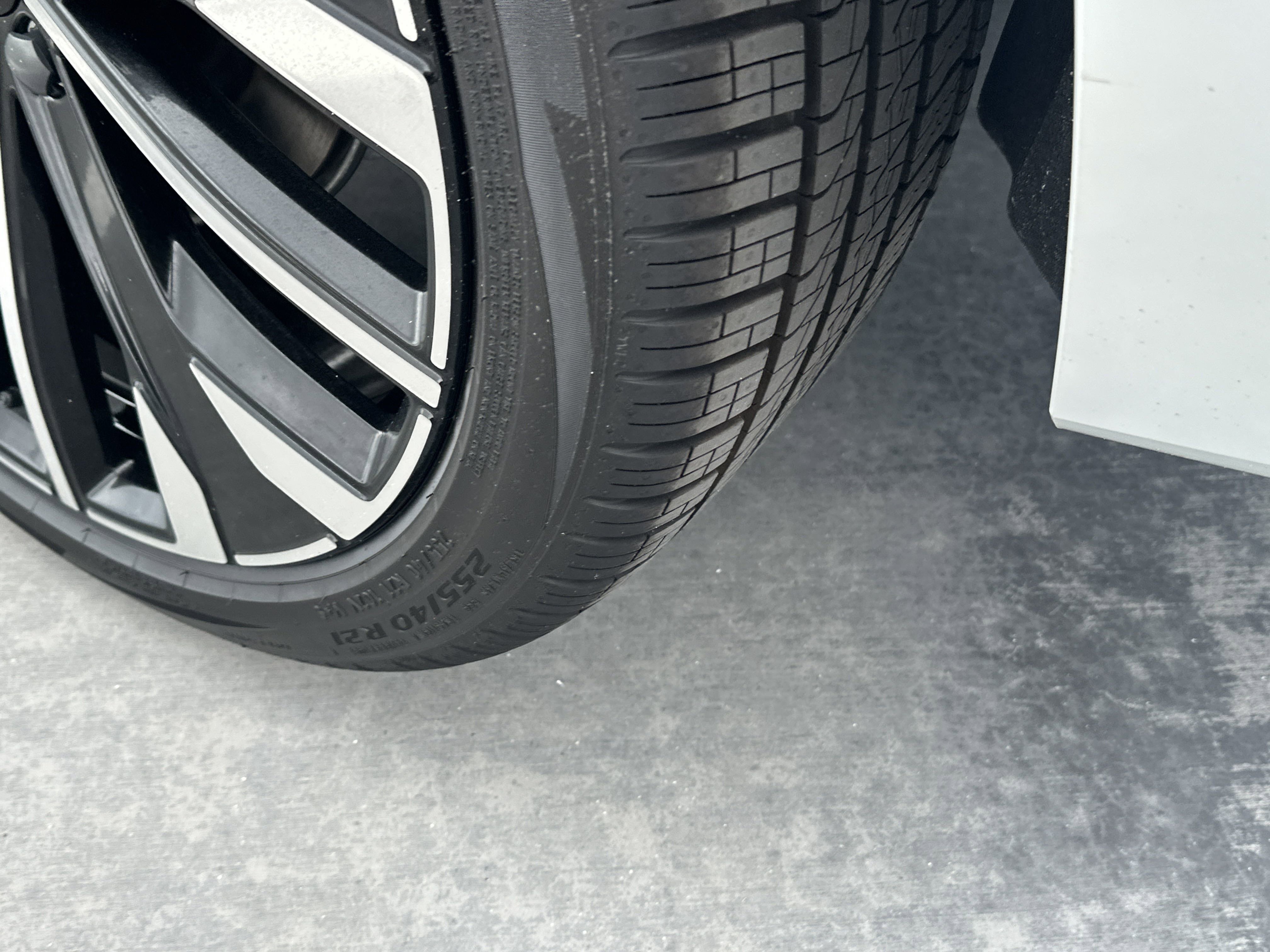 2026 Volvo XC60 B5 photo 9