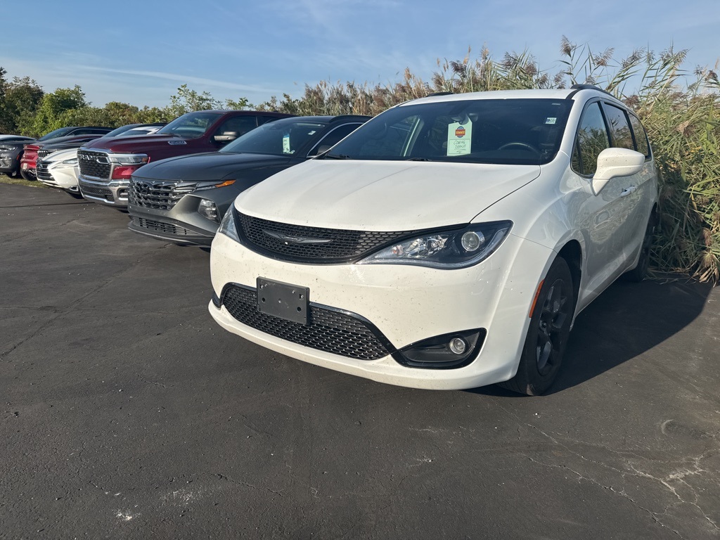 2018 Chrysler Pacifica Touring Plus photo 3