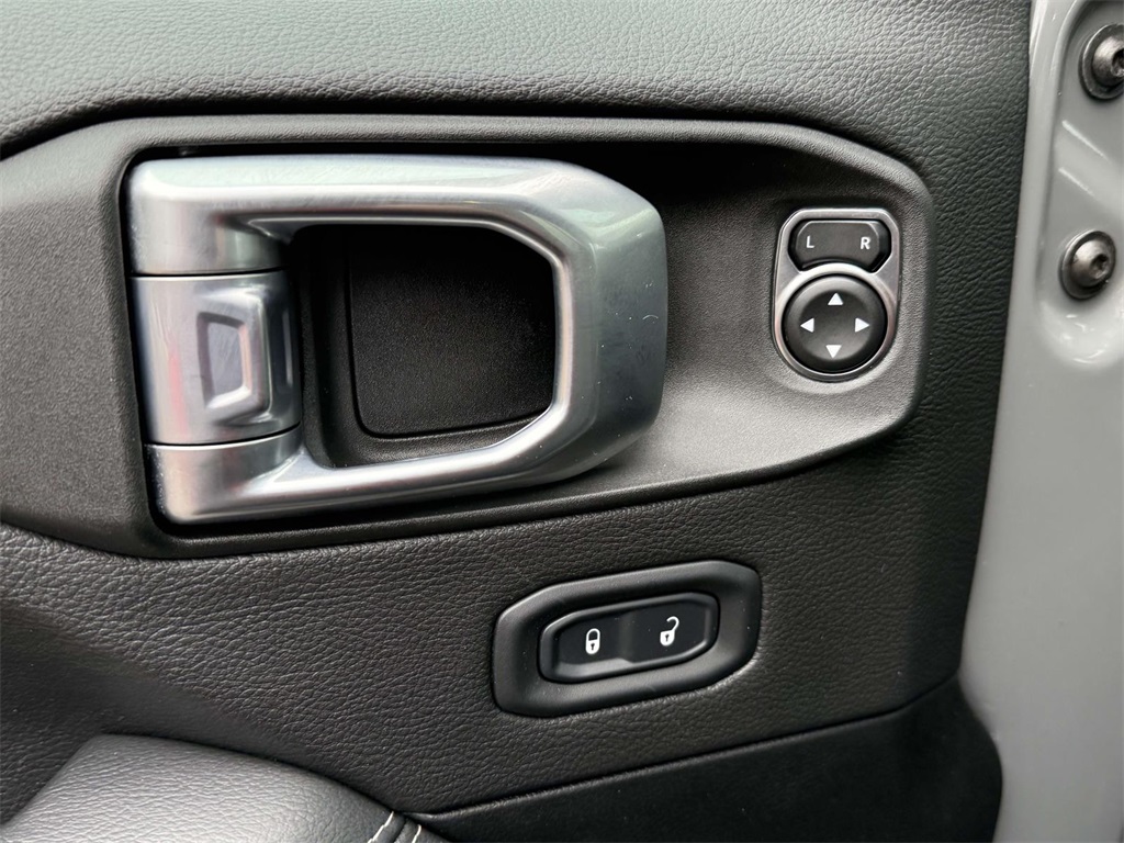 2023 Jeep Wrangler Sahara 4xe photo 25