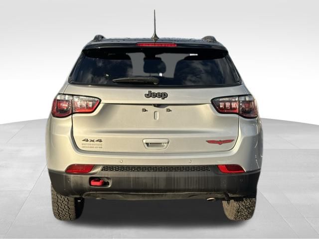 2024 Jeep Compass Trailhawk photo 2