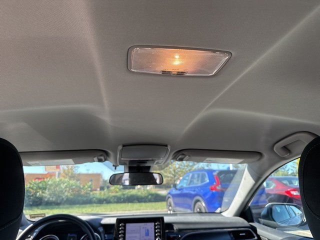 2022 Toyota Camry Hybrid LE photo 18