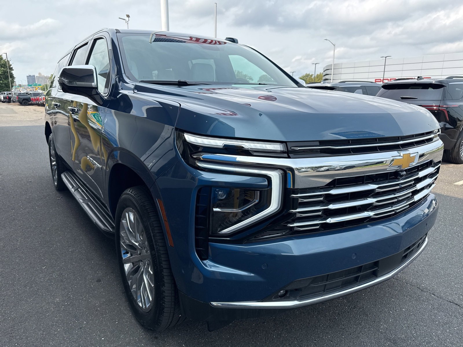 2025 Chevrolet Suburban Premier photo 2
