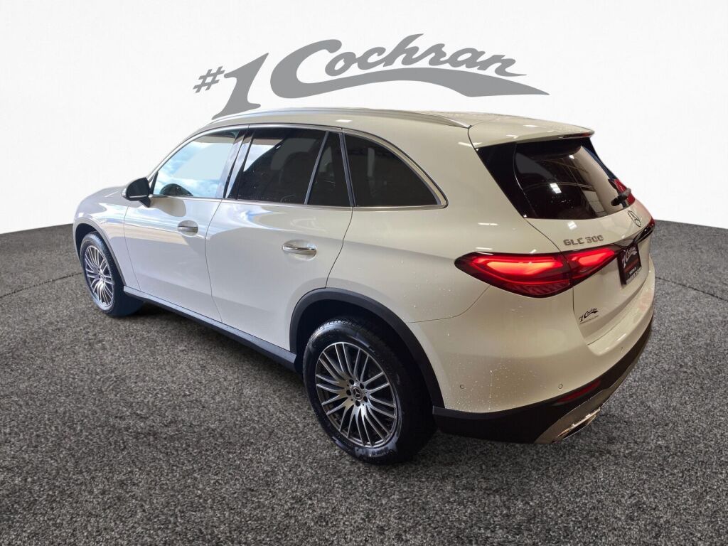 2025 Mercedes Benz GLC 300 4MATIC photo 4