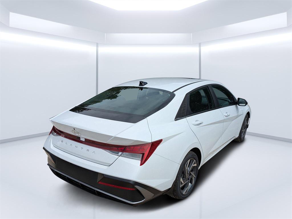 2025 Hyundai Elantra SEL Convenience photo 3