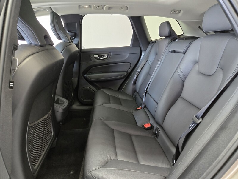2025 Volvo XC60 B5 Plus photo 10