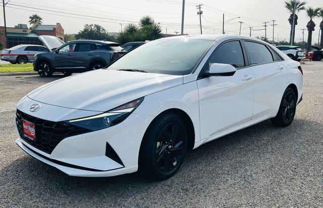 2023 Hyundai Elantra SEL photo 3