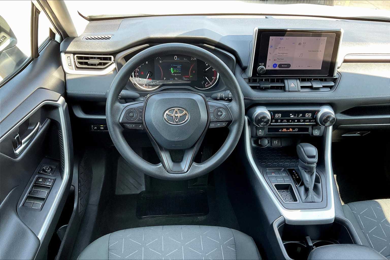 2024 Toyota RAV4 XLE photo 5