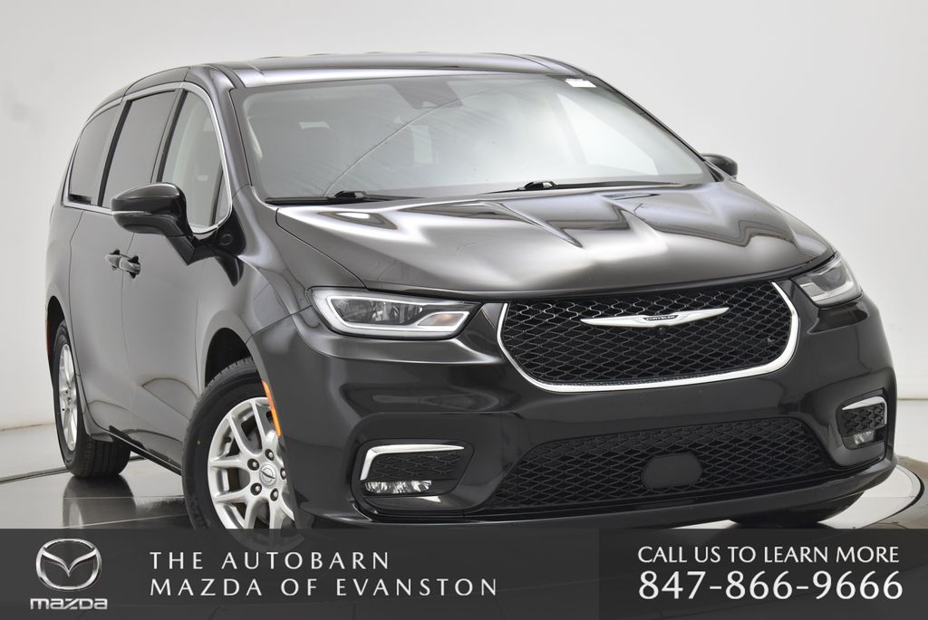 2024 Chrysler Pacifica Touring L's photo