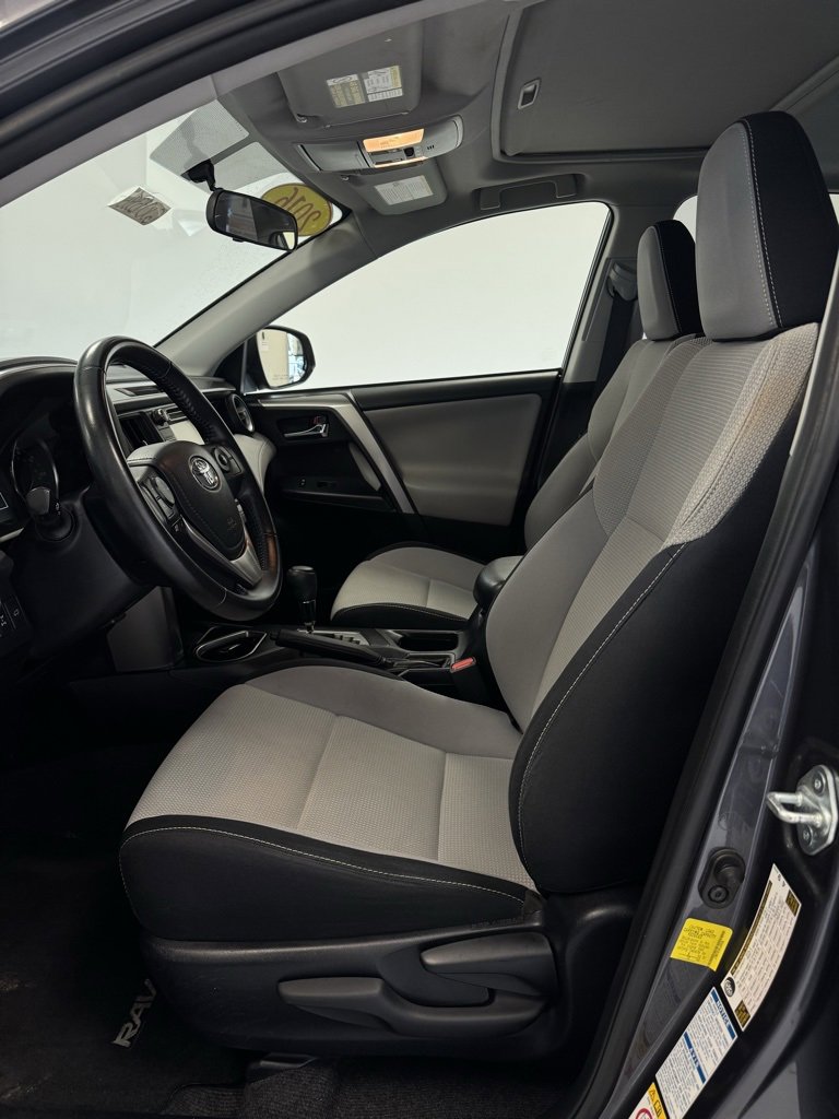 2016 Toyota RAV4 XLE photo 2