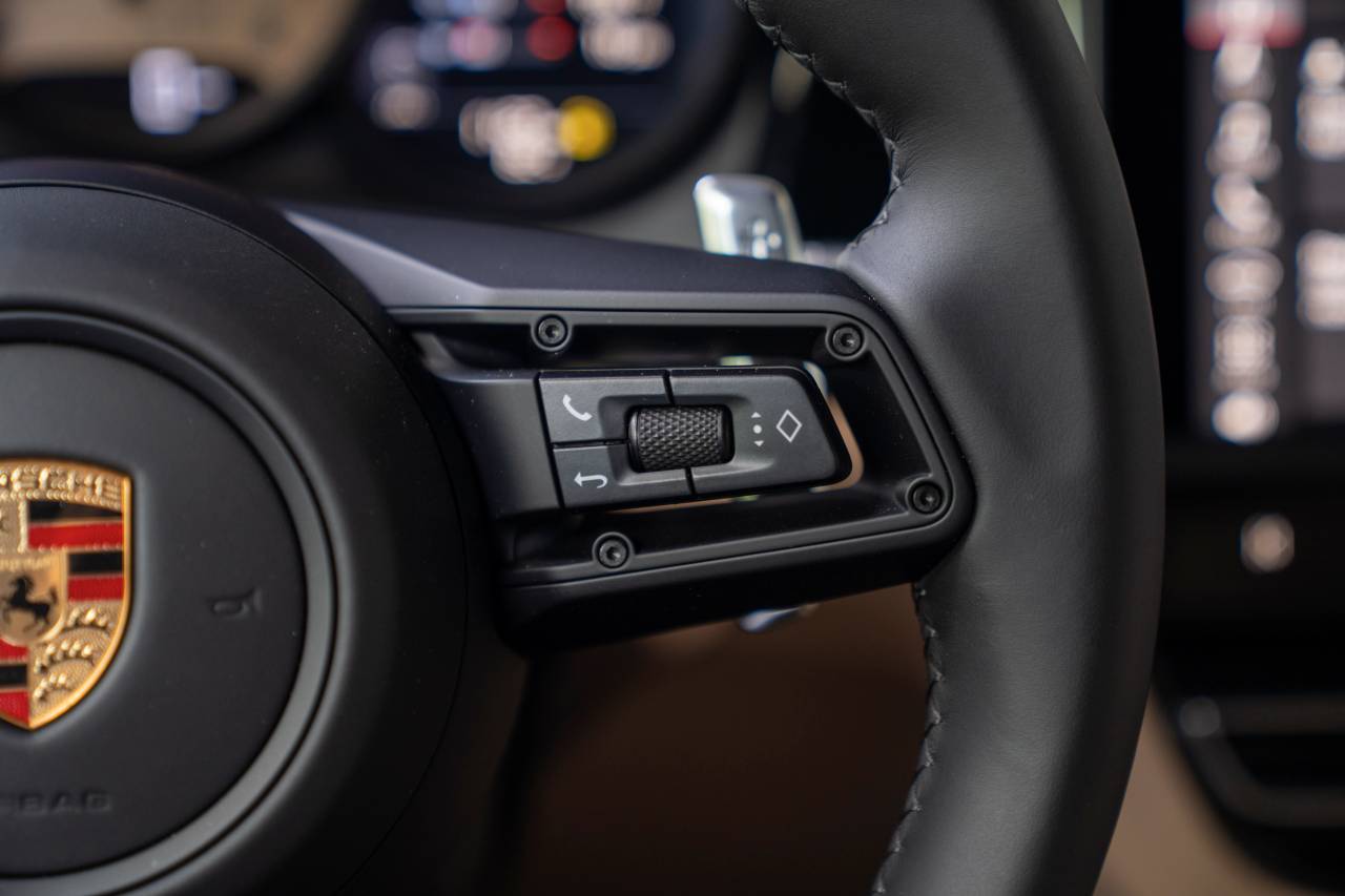 2025 Porsche Macan S photo 9