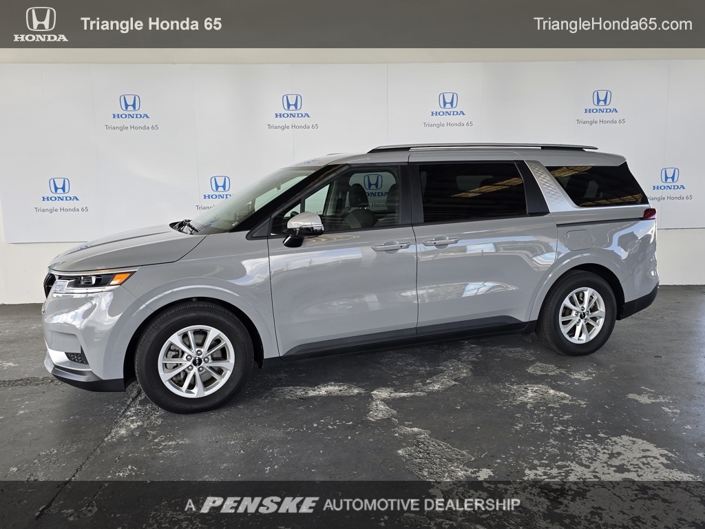 2024 Kia Carnival LX's photo