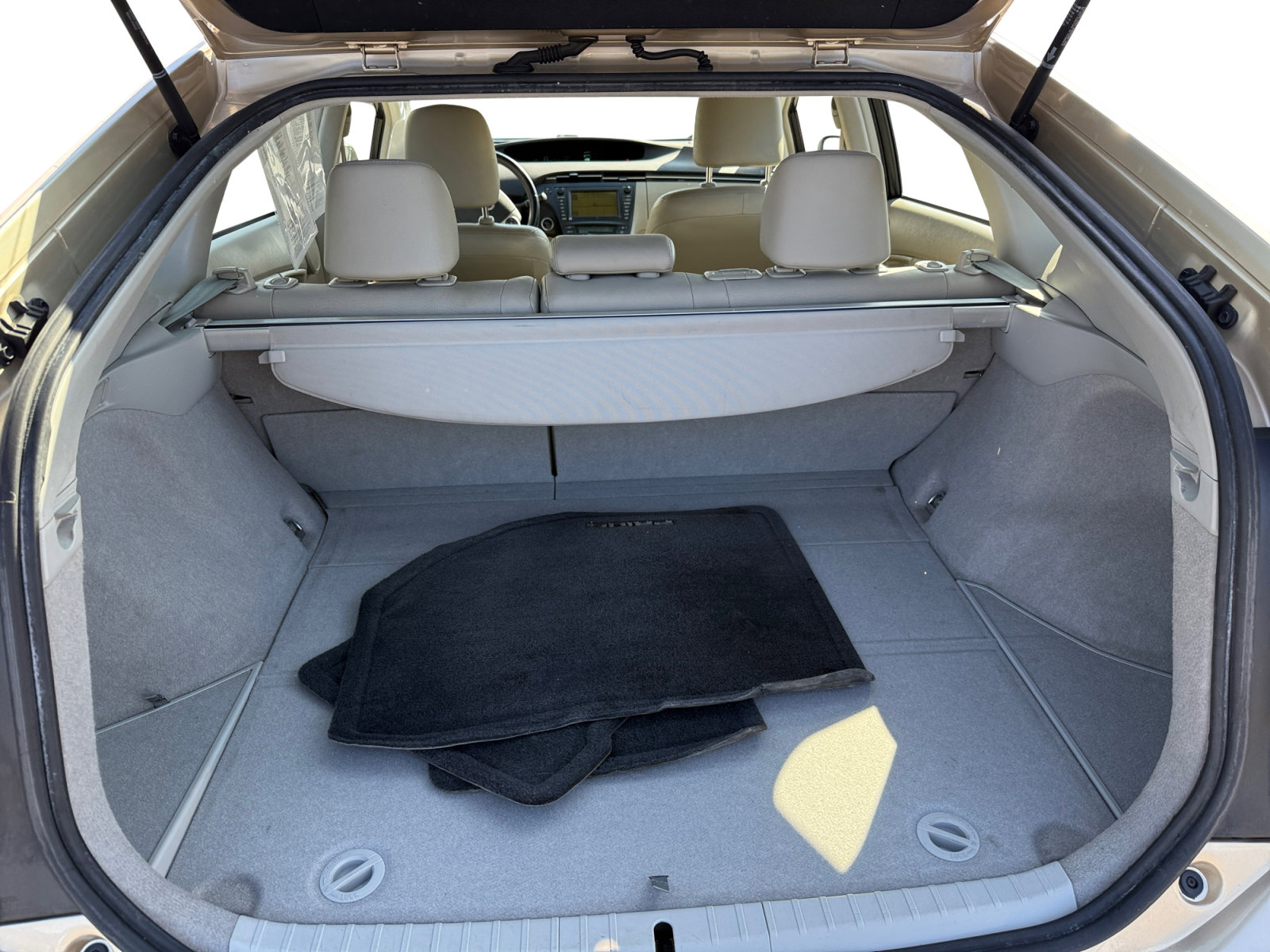 2010 Toyota Prius Four photo 17