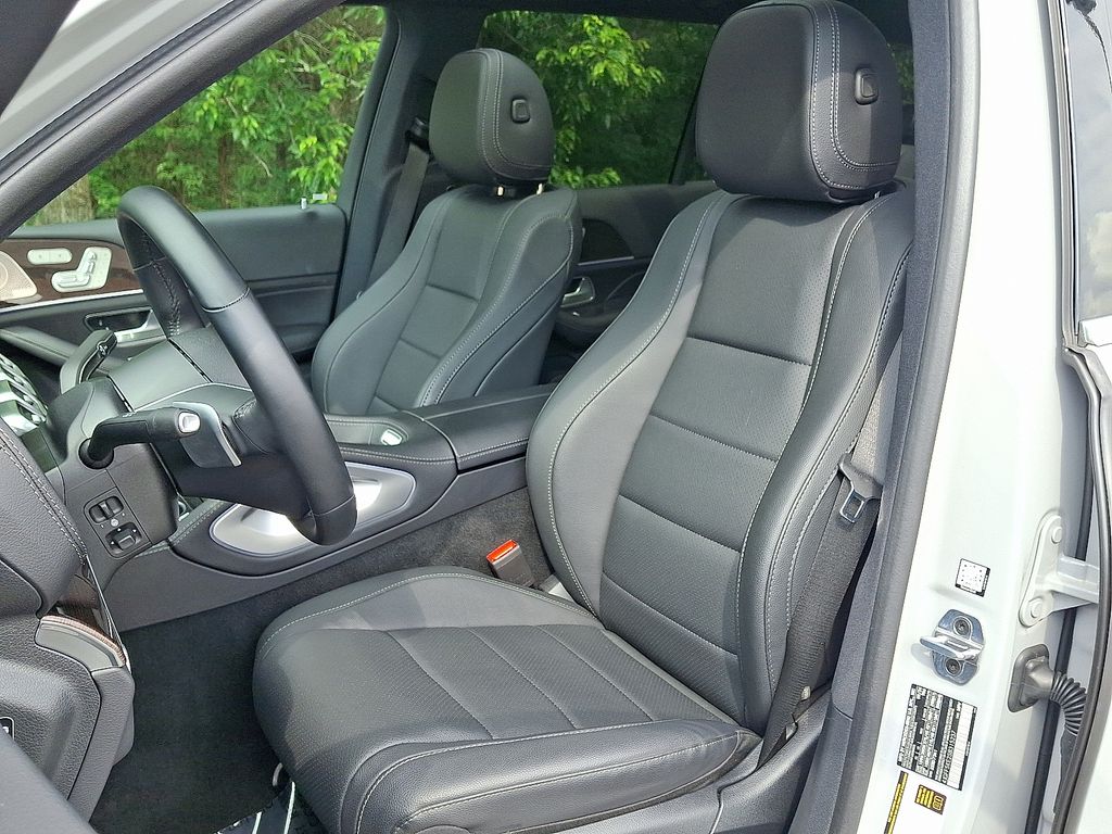 2025 Mercedes Benz GLS 450 4MATIC photo 12