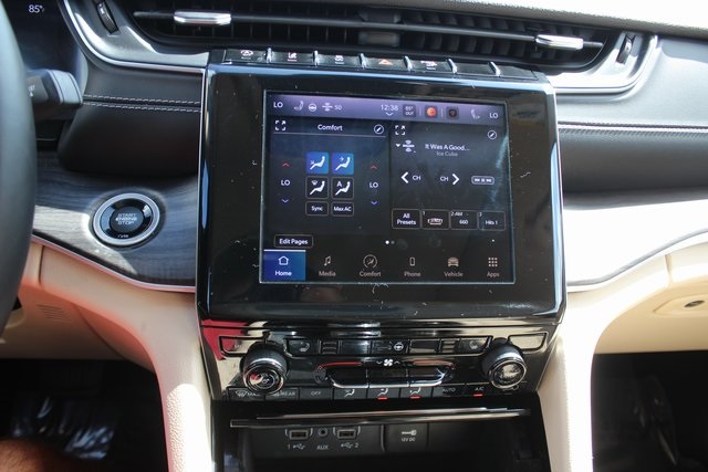 2022 Jeep Grand Cherokee Limited photo 2