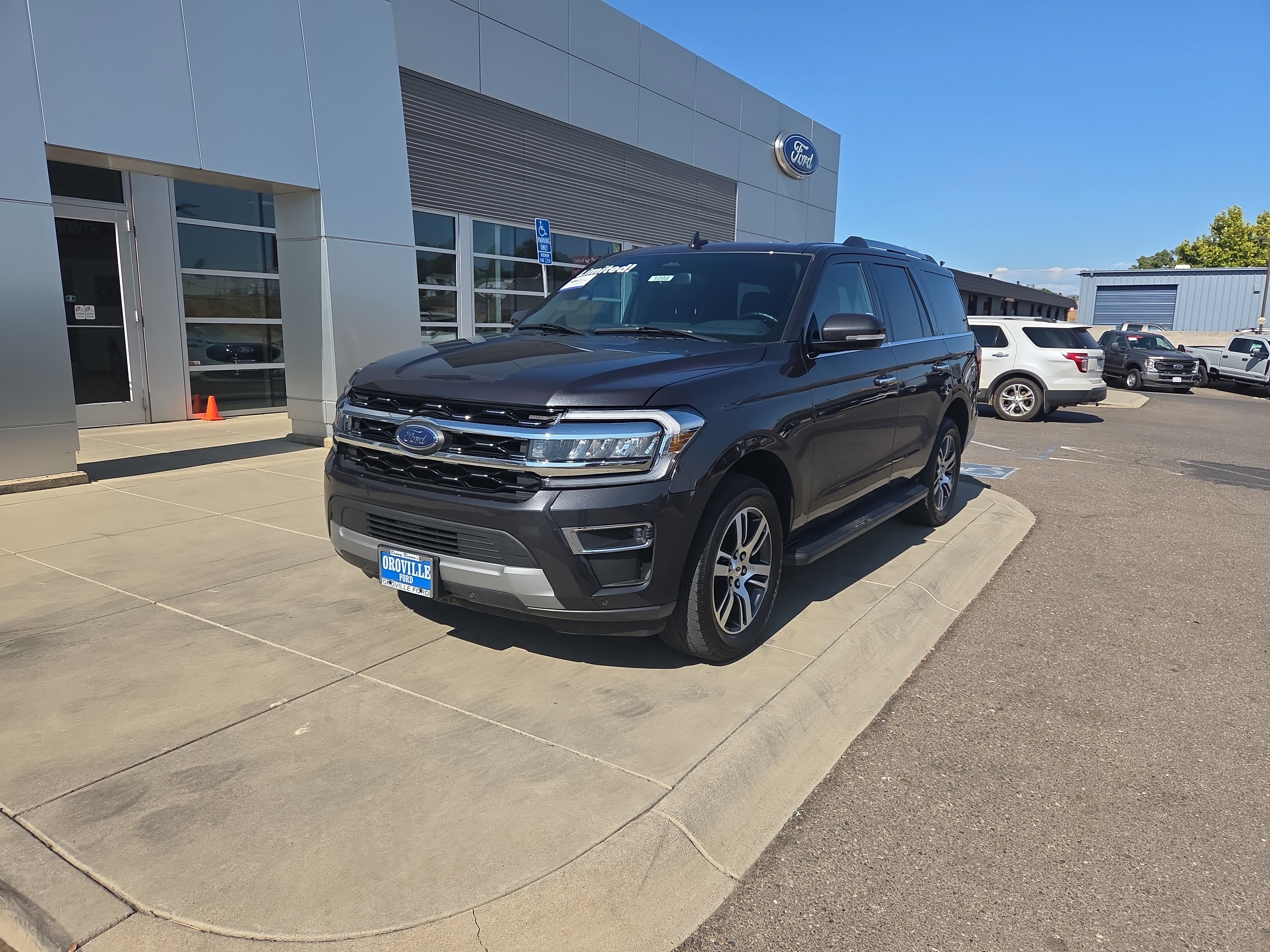 2024 Ford Expedition Limited's photo