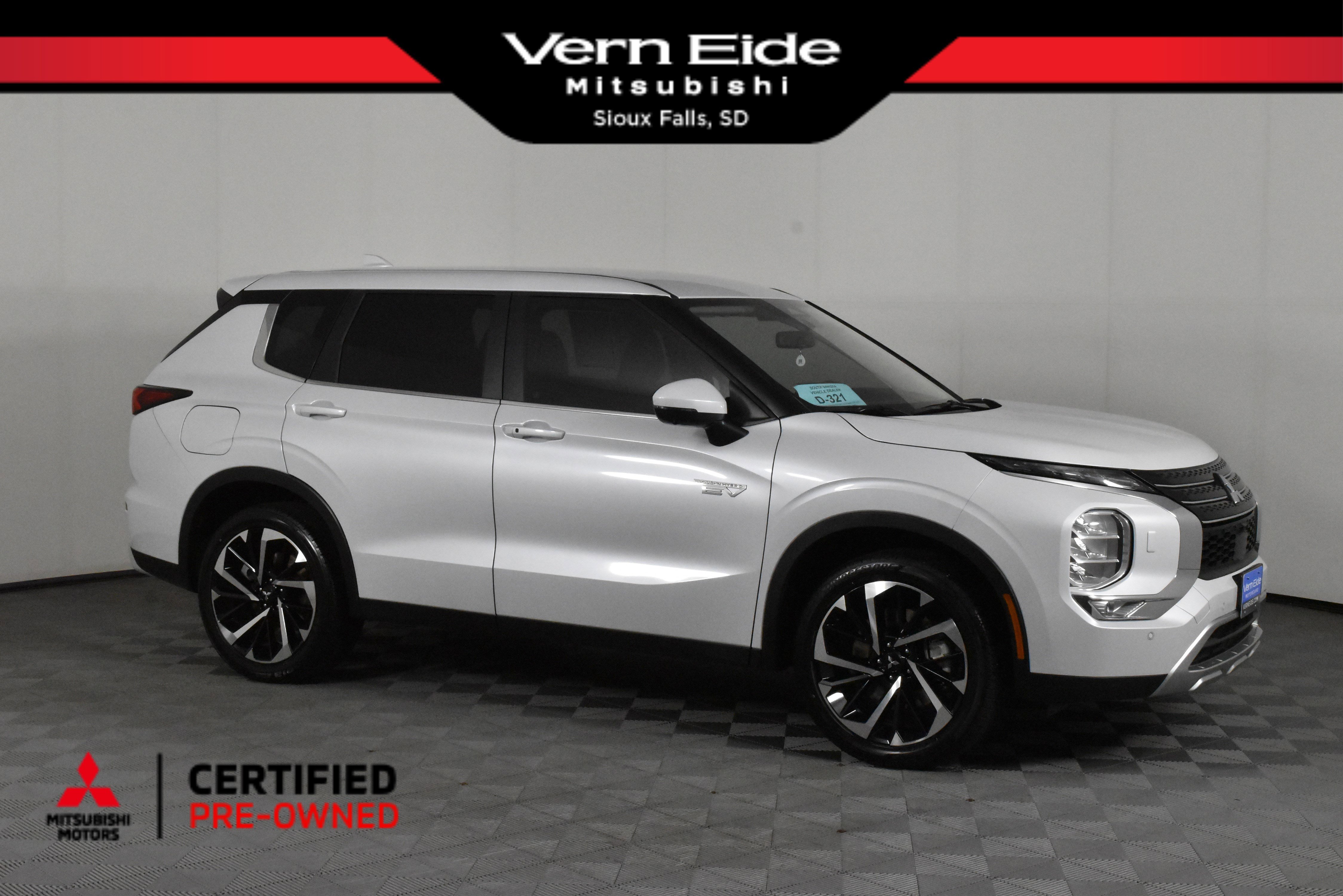 2024 Mitsubishi Outlander Plug-in Hybrid SE's photo