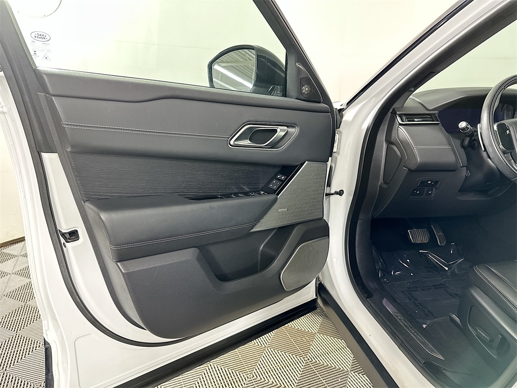 Used 2018 Fuji White Land Rover SE R-Dynamic image 21