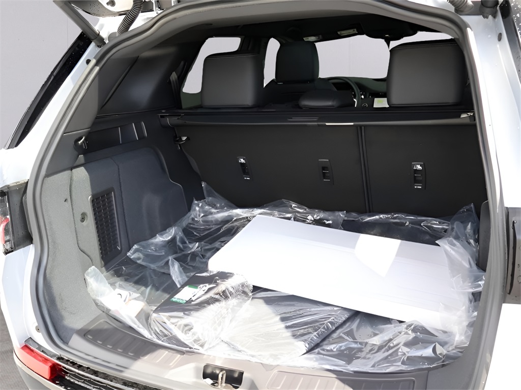 2025 Land Rover Discovery Sport SE photo 16