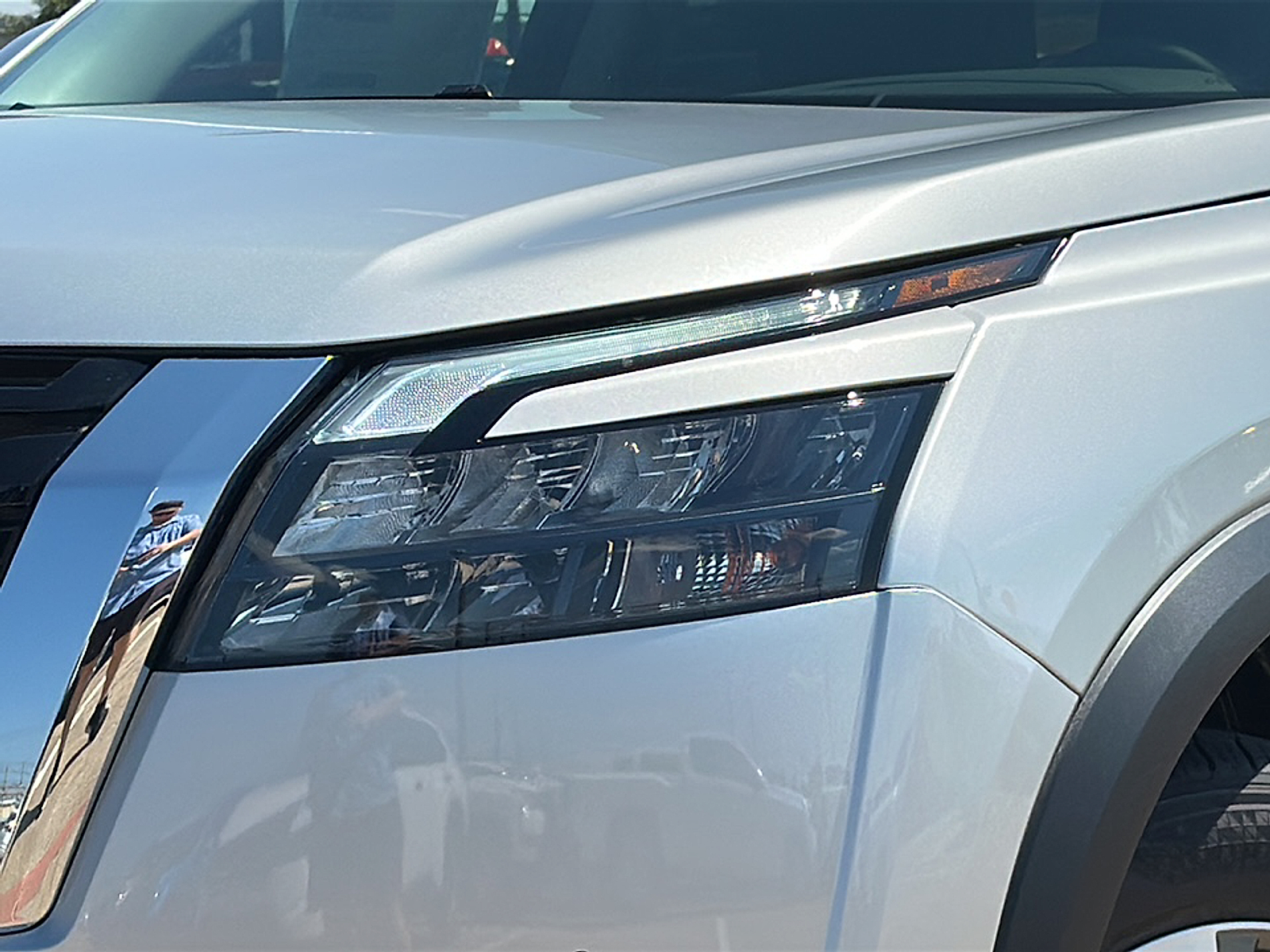 2025 Nissan Pathfinder SL photo 2