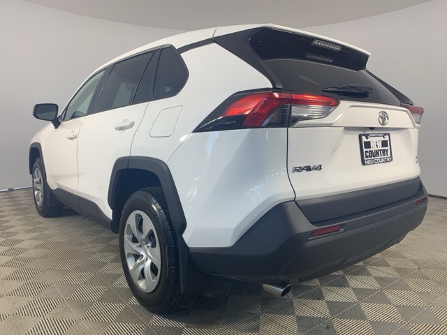 2022 Toyota RAV4 LE photo 5