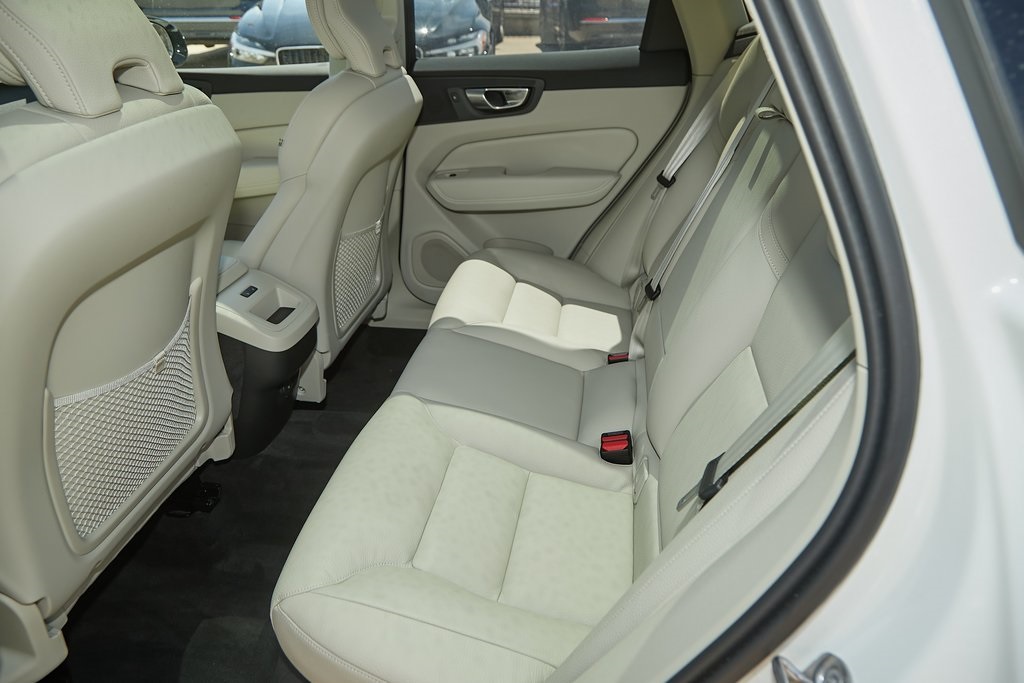 2025 VOLVO XC60 - Image 17