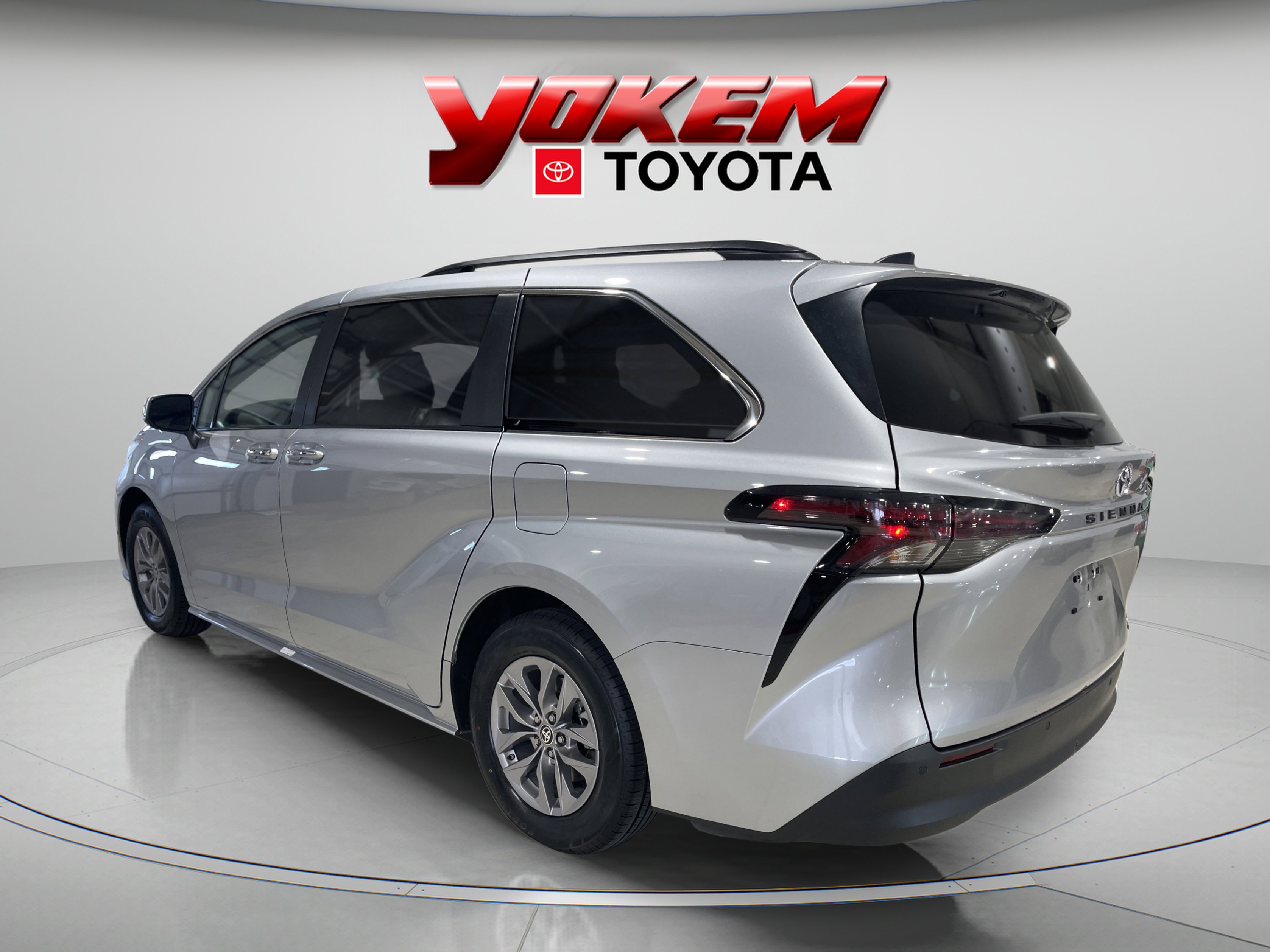 2024 Toyota Sienna XLE photo 3