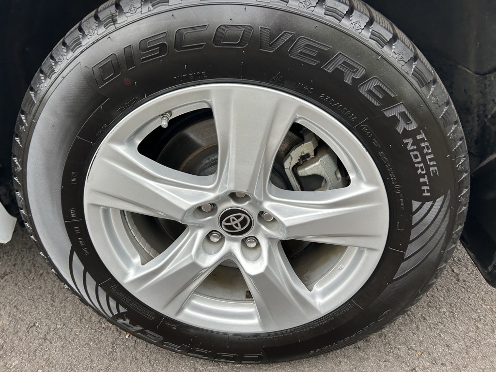 2023 Toyota Highlander Hybrid LE photo 3