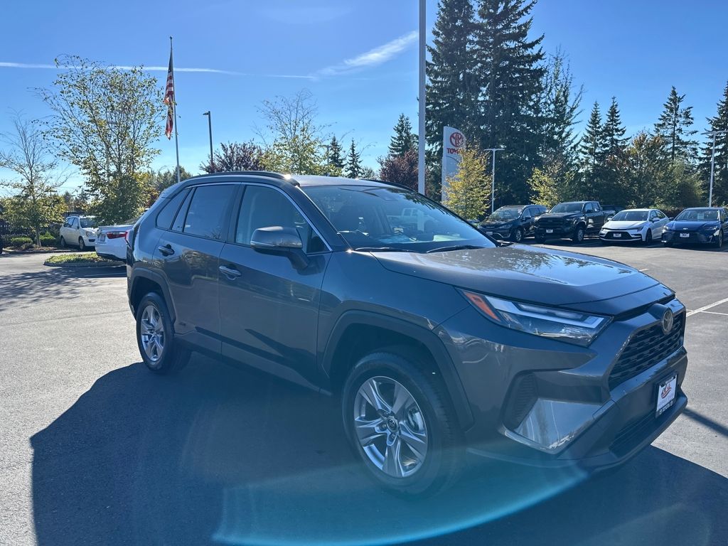 2025 Toyota RAV4 LE's photo