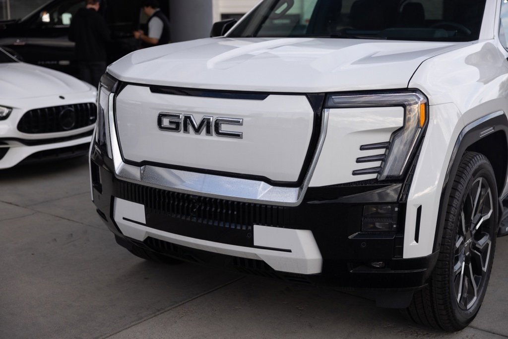 2025 Gmc Sierra EV Denali photo 3