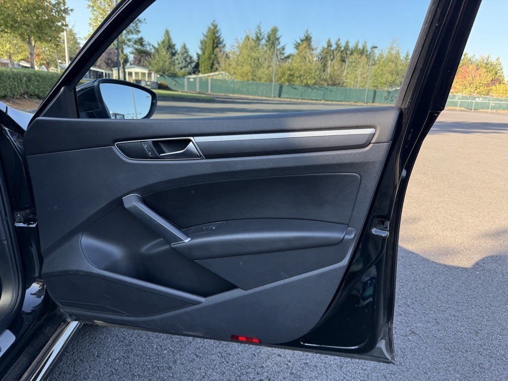 2016 Volkswagen Passat R-Line photo 23